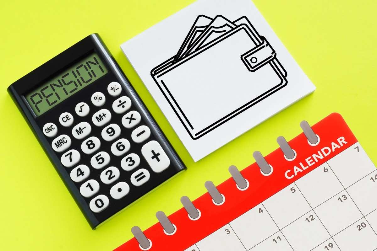 kalkulator na kom piše penzija, novčanik i kalendar pored, žuta pozadina