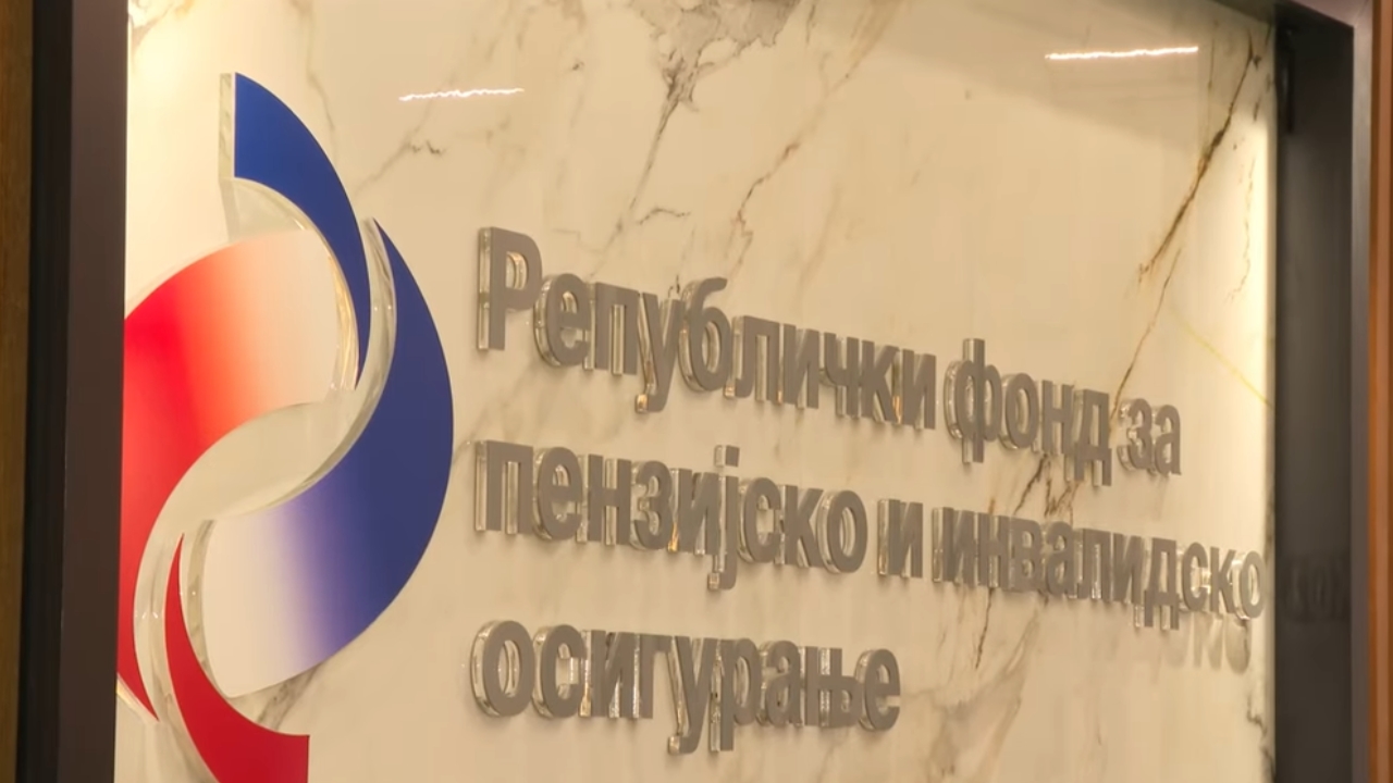 Logo Republičkog fonda PIO na zidu ispred ulaza u instituciju.
